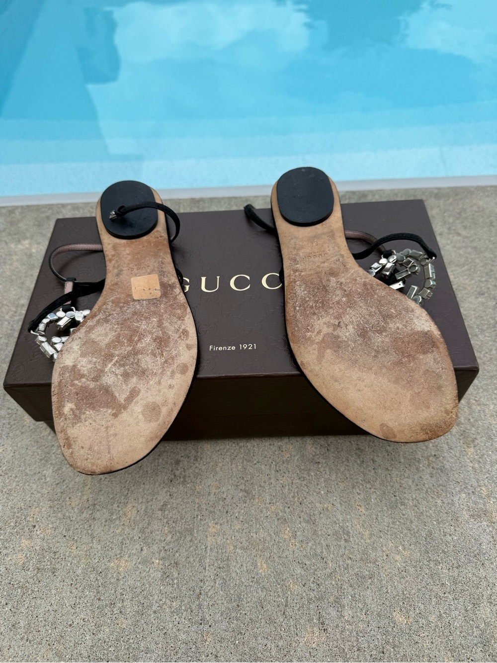 Gucci Crystal Embellished Interlocking GG Thong sandals - Picture 5 of 11